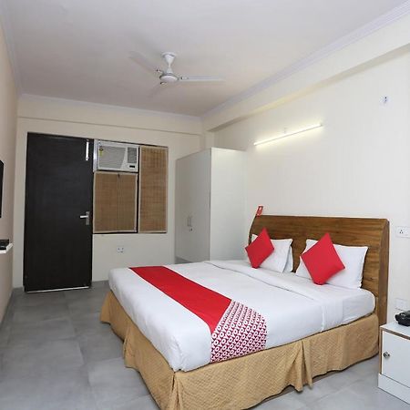 Oyo 28670 Hotel Dev Palace Gurgaon Exterior foto