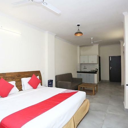 Oyo 28670 Hotel Dev Palace Gurgaon Exterior foto